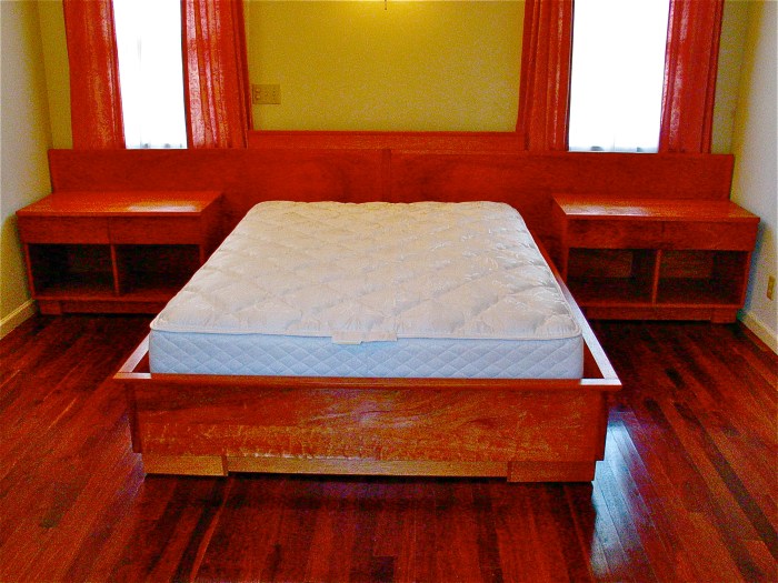 Bed queen with 2 night stands Mahogany (2)